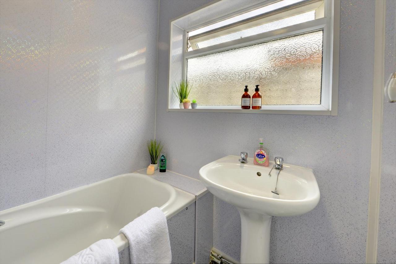 Cheerful 2 Bedroom Home, Sleeps 5 Guest Comfy, 1X Double Bed, 3X Single Beds, Free Parking, Free Wifi, Suitable For Business, Leisure Guest,Coventry, Midlands Exterior foto