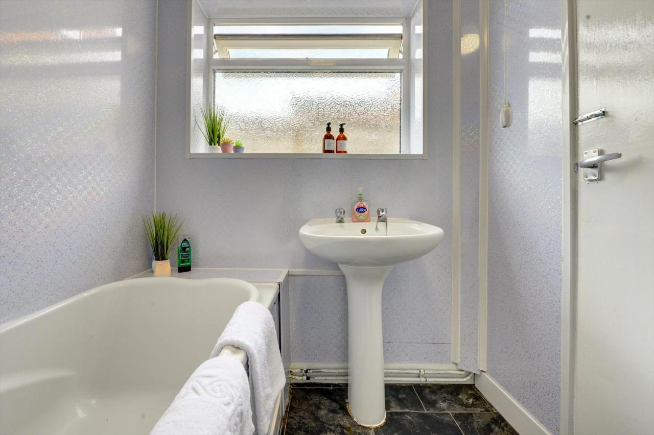 Cheerful 2 Bedroom Home, Sleeps 5 Guest Comfy, 1X Double Bed, 3X Single Beds, Free Parking, Free Wifi, Suitable For Business, Leisure Guest,Coventry, Midlands Exterior foto